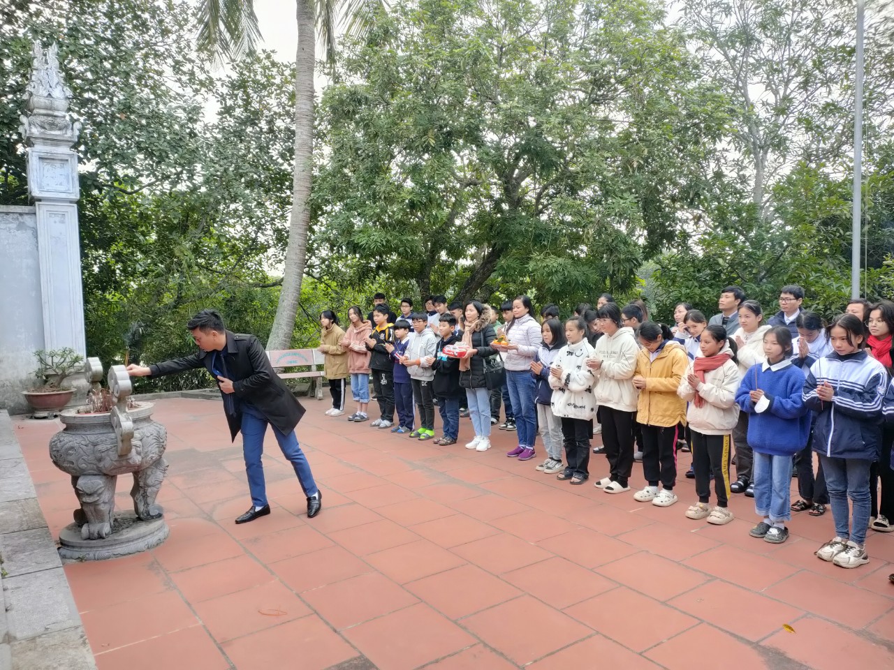 Thầy và trò nhà trường làm Lễ dâng hương tại Đền Từ Hạ